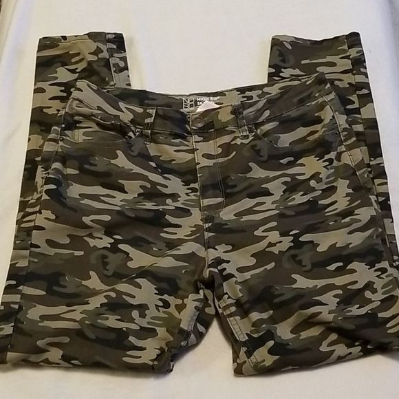 NO BOUNDARIES CAMO HIGH RISE SKINNY PANTS - Picture 1 of 3